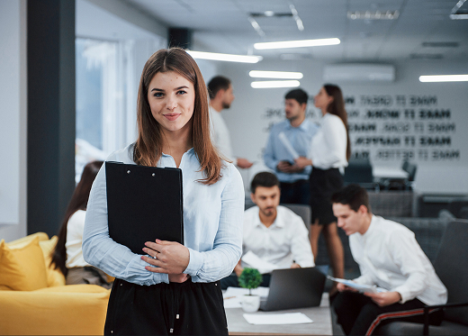Oficina con personas trabajando